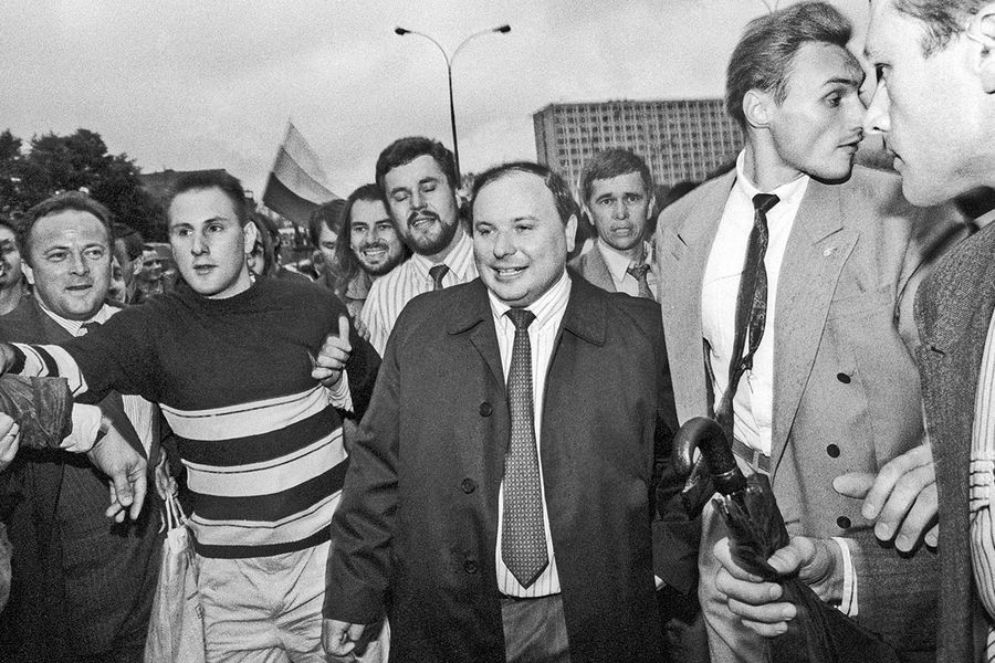 «Если учесть, что коррупция в российской власти — явление многовековое, если вспомнить о безуспешных попытках Петра I справиться с ней административными мерами, то легко понять, какую траекторию развития государственности на десятилетия вперед мы зададим, сформировав режим «закрытой» демократии. И никакими ритуальными кампаниями, никакими громкими процессами с этой проблемой не справиться. <...> В мире XXI века, где гибкость, способность менять установки и сложившиеся структуры, реагировать на вызовы времени — важнейший залог конкурентоспособности, выбор в пользу «управляемой» демократии — очевидная ошибка». / Источник: gaidarfund.ru / Без демократии ничего не получится: пророческие страхи Егора Гайдара — Discours.io