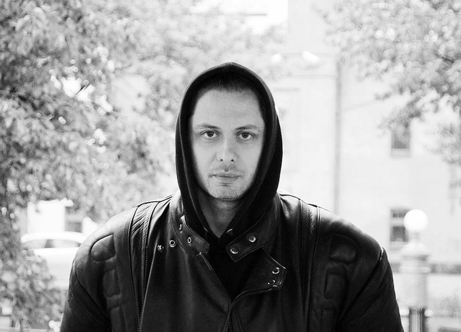Поэт и писатель Михаил Елизаров получает неоднозначные оценки критиков за своё творчество, что не мешает ему становиться лауреатом литературных премий вроде «Русского букера» и «Национального бестселлера» Поэт и писатель Михаил Елизаров получает неоднозначные оценки критиков за своё творчество, что не мешает ему становиться лауреатом литературных премий вроде «Русского букера» и «Национального бестселлера»
