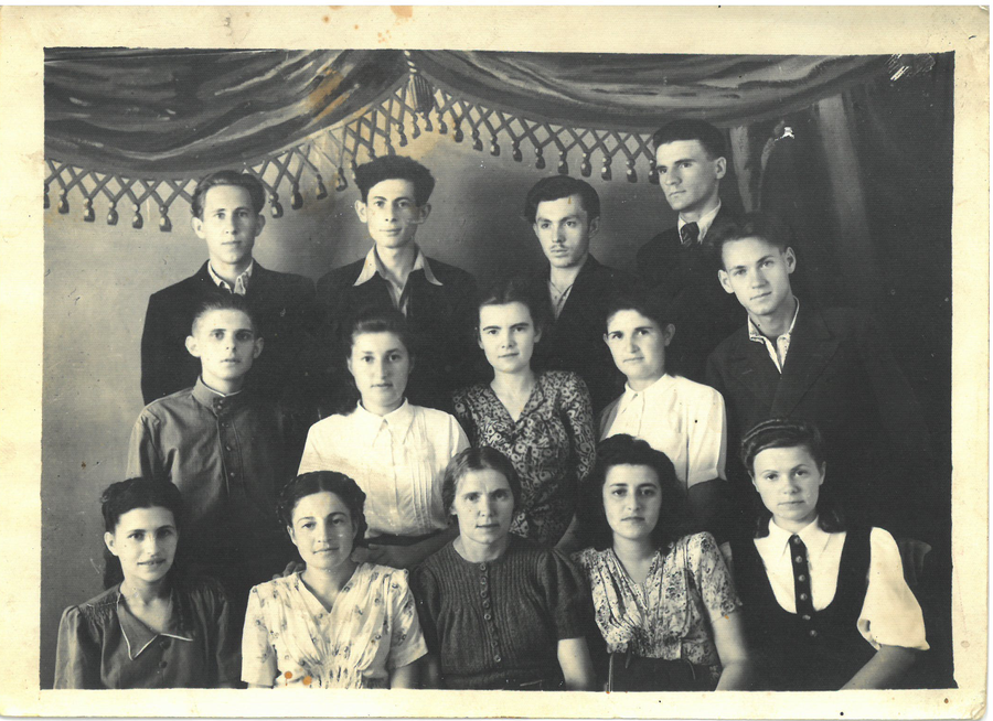 Анатолий Медвецкий (крайний справа во втором ряду) 10 класс, г. Бердичев УССР, 1948 год