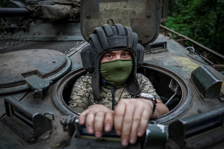 36-летний украинский солдат Николай, с позывным «Шева» едет в боевой машине пехоты БМП-2 недалеко от линии фронта в Донецкой области. 14 июня / Alina Smutko / REUTERS / Фотохроника войны. Главные кадры июня: оборона Часового Яра, сбор «кровавого» зерна и удар по Севастополю — Discours.io