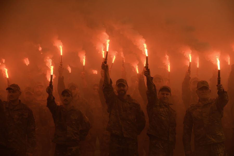 Военнослужащие батальона «Азов» держат в руках сигнальные ракеты в Киеве во время церемонии памяти жертв взрыва в тюремном лагере в Оленевке. 29 июля / Maxym Marusenko / NurPhoto / Rex / Shutterstock / Фотохроника войны. Главные кадры июля: удар по «Охматдету», акция Pussy Riot, эвакуация украинского Нью-Йорка — Discours.io