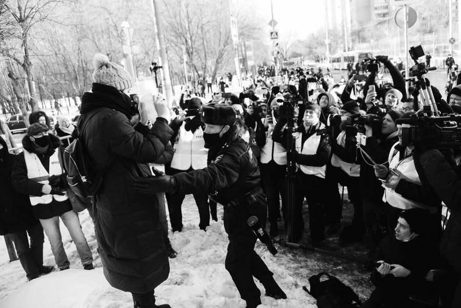 До оглашения приговора Навальному полиция задержала более 350 человек, среди них 11 журналистов: силовики разогнали всех сторонников политика, пришедших поддержать его к Мосгорсуду / Фото: Александра Бойкова специально для «Дискурса» До оглашения приговора Навальному полиция задержала более 350 человек, среди них 11 журналистов: силовики разогнали всех сторонников политика, пришедших поддержать его к Мосгорсуду / Фото: Александра Бойкова специально для «Дискурса»