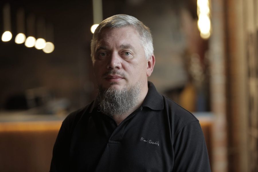 «Фальсификация — это зашквар». Писатель Герман Садулаев о вегетарианстве, спецоперации, пропаганде и интимной гигиене / Россия, общество, Украина, личный опыт, литература, писатели, черный юмор, политика, интервью, пропаганда, культура, юмор, война — Discours.io