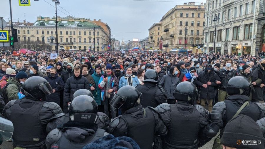 Тысячи людей вышли на Невский проспект в Петербурге. Они скандировали «Путин — вор!», «Свободу Навальному!» и «Россия будет свободной!» / Павел Каравашкин, Фонтанка.ру Тысячи людей вышли на Невский проспект в Петербурге. Они скандировали «Путин — вор!», «Свободу Навальному!» и «Россия будет свободной!» / Павел Каравашкин, Фонтанка.ру