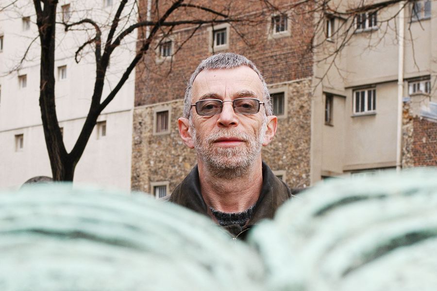«Скажу честно, что никаким таким особенным поклонником бигмаков в картонных коробочках и шелестящих пакетиков с жареной картошкой я никогда не был. Но когда эти огромные светящиеся стилизованные литеры «М» исчезли из городского ландшафта, я ощутил чувство потери. Почти личной». / Фото: Ulf Andersen, Getty Images / «Грустно. И точка». Как первый Макдоналдс в СССР стал символом свободы? Эссе из последней книги Льва Рубинштейна — Discours.io