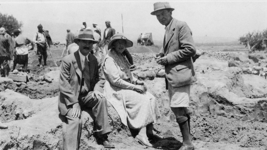 Макс Маллоуэн, Агата Кристи и археолог Леонард Вули на раскопках в Уре, 1931 год Макс Маллоуэн, Агата Кристи и археолог Леонард Вули на раскопках в Уре, 1931 год