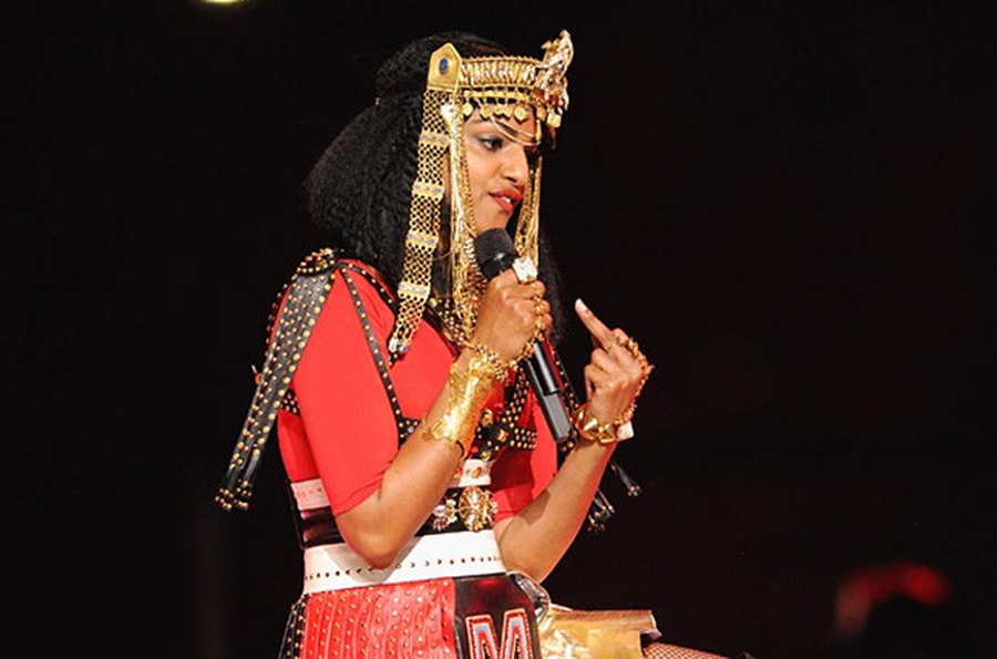 M.I.A. показывает средний палец на Суперкубке в Индианаполисе. Фото: Kevin Mazur / WireImage M.I.A. показывает средний палец на Суперкубке в Индианаполисе. Фото: Kevin Mazur / WireImage