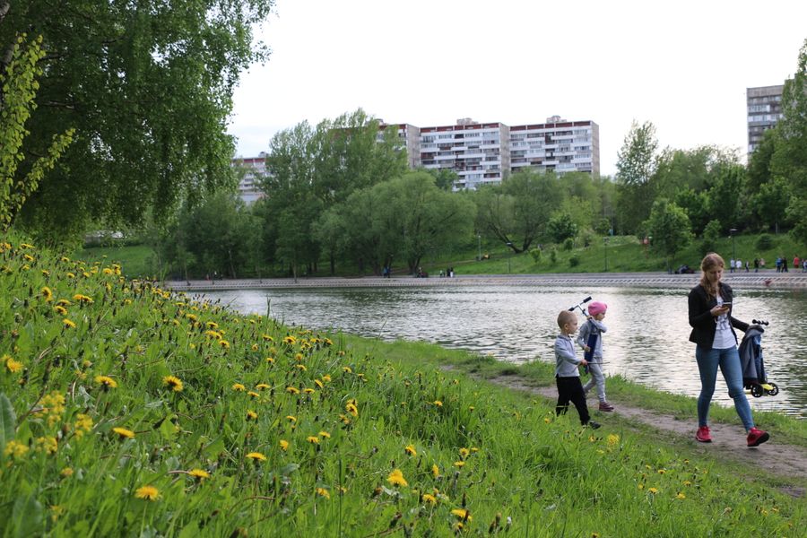 Небольшой Очаковский парк физически невозможно закрыть. Во время карантина люди продолжали там гулять.