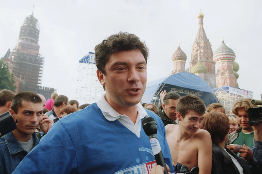 Немцов на концерте на Красной площади в Москве, организованном его партией «Союз правых сил», 29 августа 1999 года / Борис Кавашкин, ТАСС / Scanpix / Немцов: жизнь в 100 фотографиях — Discours.io
