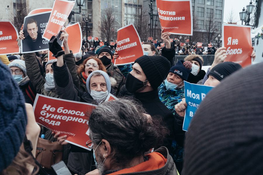 В телесюжетах о митингах говорилось, что основная часть пришедших на акции 23 января — подростки, собравшиеся «на крутую тусовку, которую анонсировали в TikTok». Однако на митинге были люди всех возрастов, а несовершеннолетних, по оценкам социологов, В телесюжетах о митингах говорилось, что основная часть пришедших на акции 23 января — подростки, собравшиеся «на крутую тусовку, которую анонсировали в TikTok». Однако на митинге были люди всех возрастов, а несовершеннолетних, по оценкам социологов,