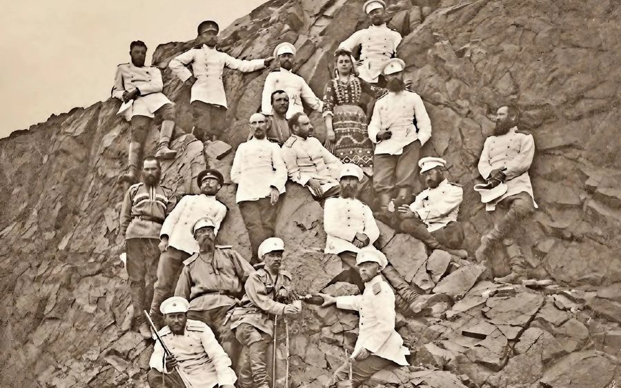 Участники Памирских походов: генерал-майор М. Е. Ионов, капитан А. Г. Скерский с супругой, инженер А.Г. Серебренников, подполковник Н. Н. Юденич, капитан В. Н. Зайцев и другие чины отрядов, 1895 год / Источник: Архив ИВР РАН / Самая высокогорная война России. Как колониальные империи боролись за Памир — Discours.io