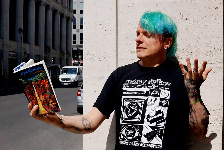 Поэт Александр Дельфинов читает стихи на улице в Берлине / Фотограф — Надежда Звонарева / Почему нужно больше говорить о наркотиках? Александр Дельфинов о зависимости, бесчеловечных врачах и терапии стихами — Discours.io