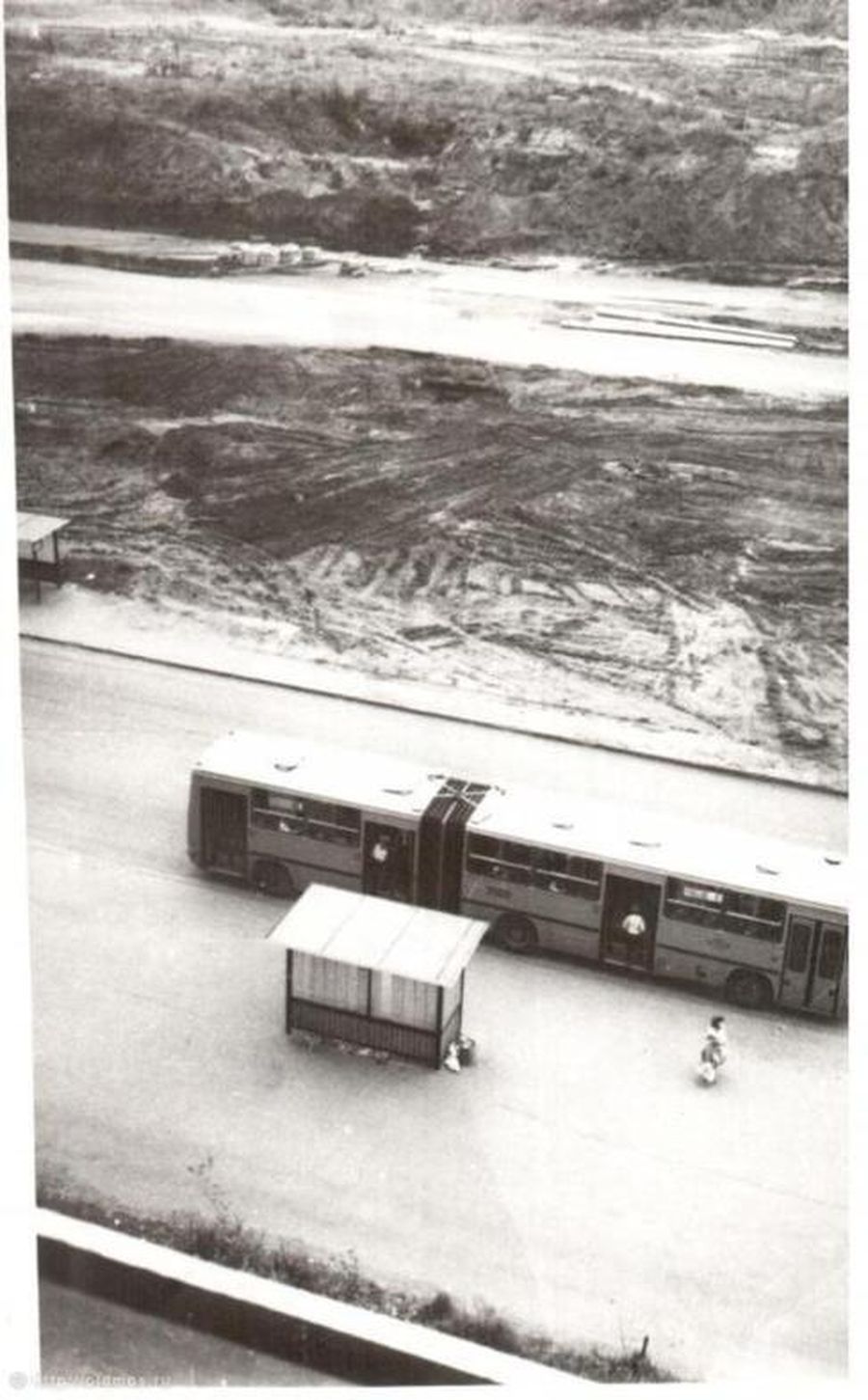 1991. Братеево. Автобусная остановка у 21-го дома. Видна Братеевская свалка