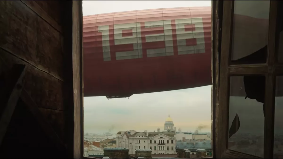 «Мрачная безысходность безликой машинерии пыток и убийств — конвейер, на котором производят только смерть. И он должен методично работать, перемалывая судьбы». / Кадр из фильма «Капитан Волконогов бежал»