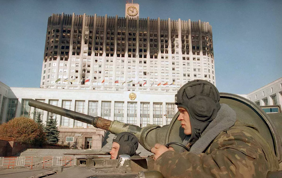 «У меня до сих пор есть устойчивое представление, что люди просто начали повторять действия митинговавших в 91-м году с полной уверенностью, что именно эти действия приводят к успеху». Источник: AP / Michel Euler