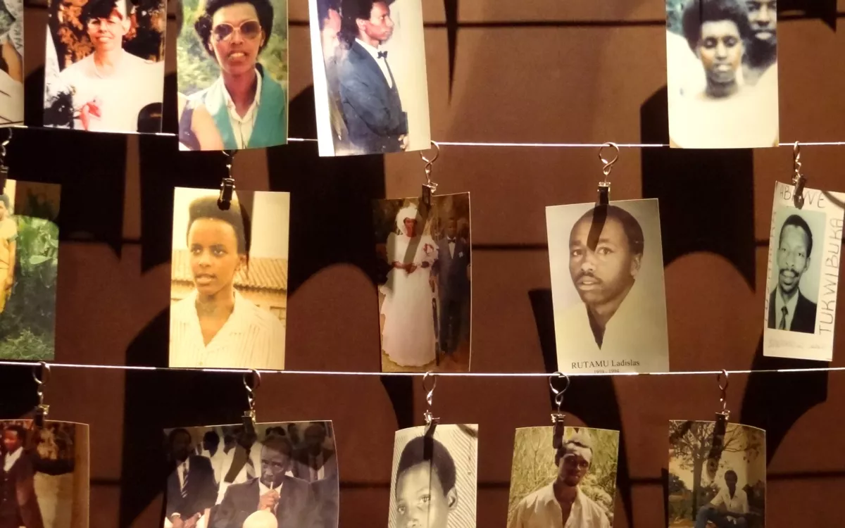 Фотографии жертв геноцида в мемориальном центре в Кигали, Руанда / Фото: Адам Джонс