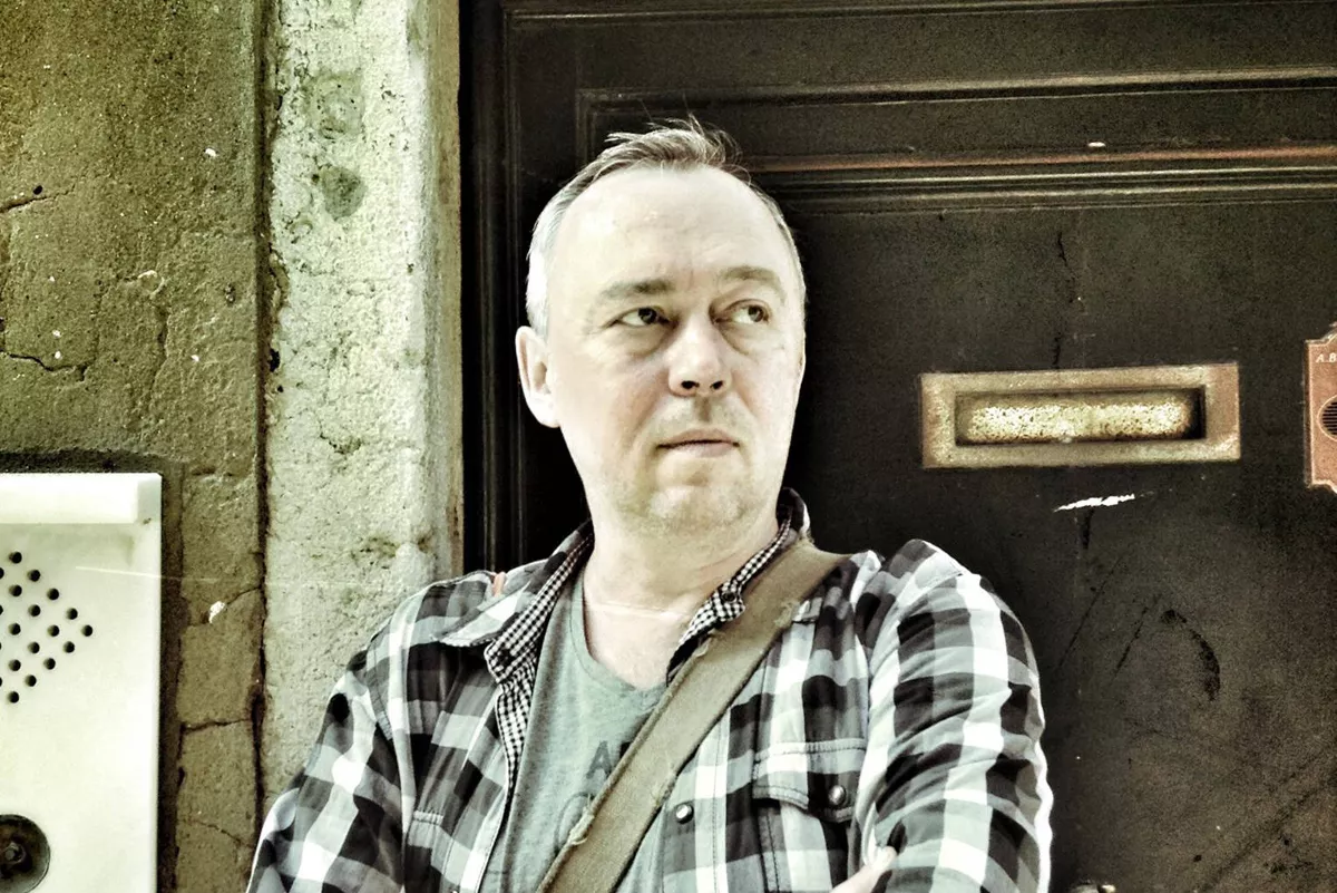 «Александр Кабанов родился в Херсоне, много лет назад переехал в Киев. После 24 февраля 2022 года в городе периодически звучат сирены воздушной тревоги &lt;…&gt; что не мешает фьюжн-поэзии Кабанова сохранять свою высокоточную оптику и актуальность высокой гражданственности в военное время» / Фото: <a href="https://www.labirint.ru/journals/kabanov/"> Лабиринт </a>