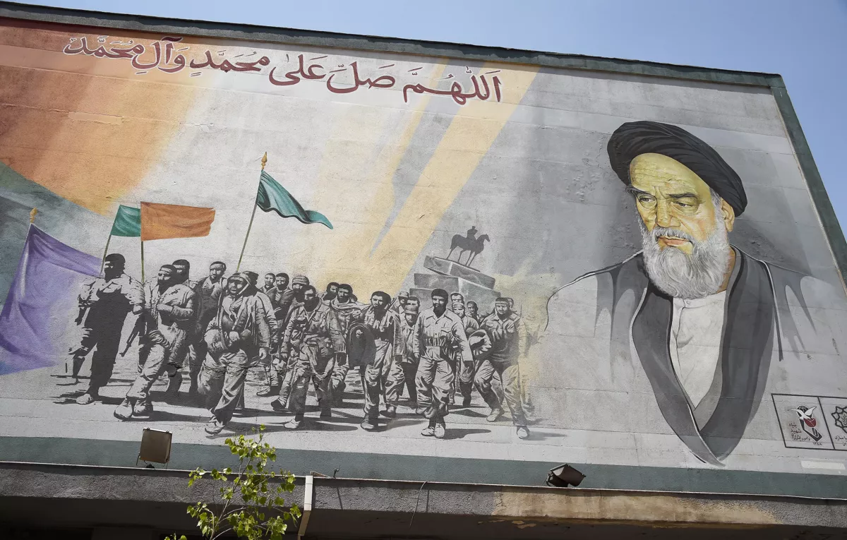Баннер с портретом аятоллы Хомейни — лидера Исламской революции и во многом идеолога Ирано-иракской войны / Павел Кассин «Коммерсантъ»