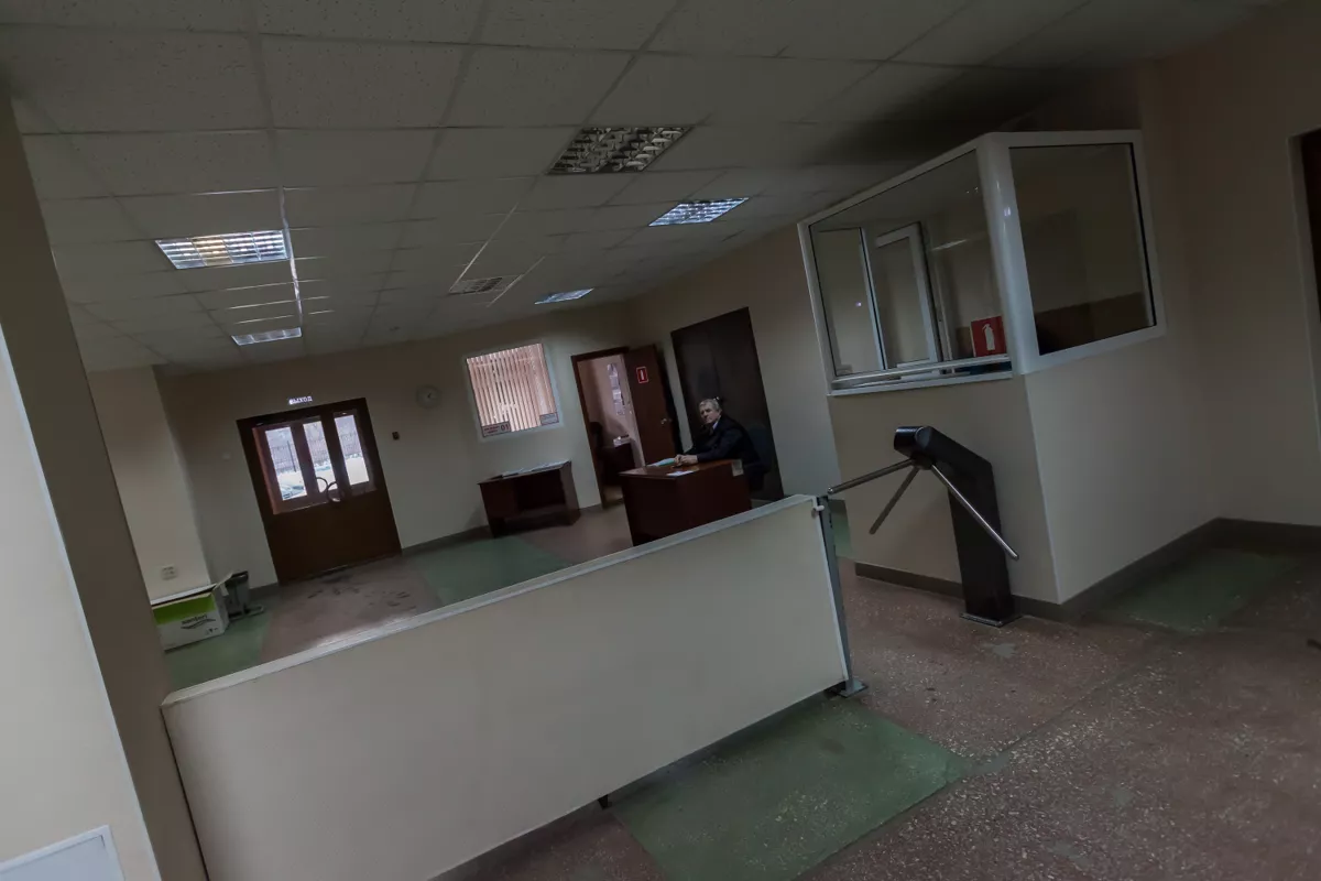 Еще тяжелее, право, просто невыносимо, не вмешиваться