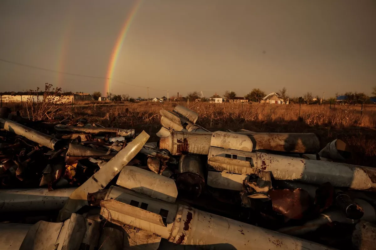 Радуга над обломками российских ракет после обстрела украинских позиций в селе Посад-Покровское Херсонской области. Россия стала чаще обстреливать города Украины. Только 2 ноября ракетами были атакованы 118 украинских городов и сел в 10 регионах. 2 ноября / Oleg Petrasyuk / EPA