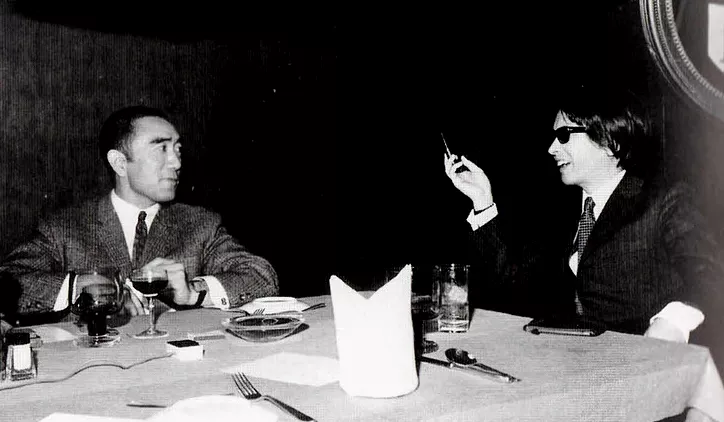 Юкио Мисима (слева) и Сибусава Тацухико (справа) на одном из званых обедов