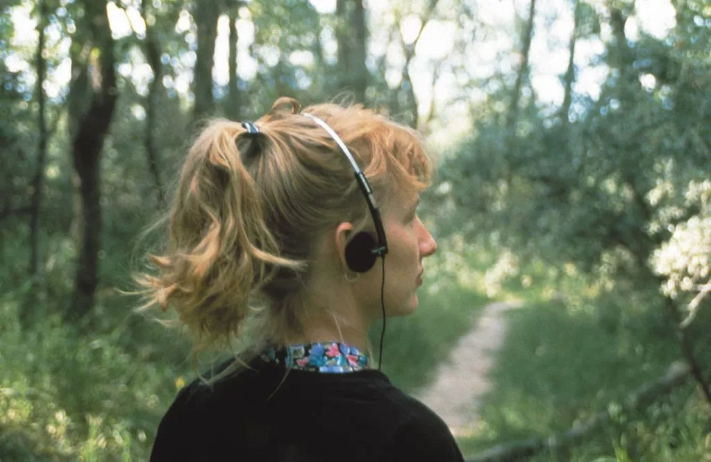 Джанет Кардифф — саунд-арт-художница, известность которой принесли ее пешие аудиовизуальные прогулки. На фото — одна из таких прогулок-аудиоинсталляций «12'00''» в Центр искусств Банфа / Studio Cardiff Miller