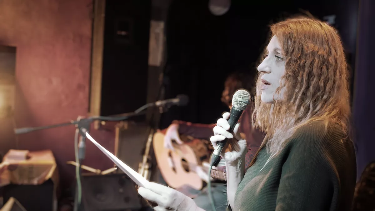 «Посадили Алёшу, посадили Илью». Поэт и журналист Татьяна Вольтская о рабском страхе, иноагентстве и гражданской поэзии