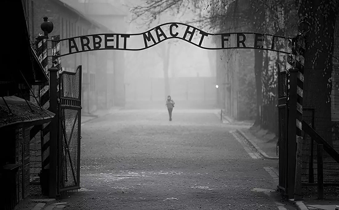 Ворота лагеря с надписью «Труд освобождает» (Arbeit macht frei)