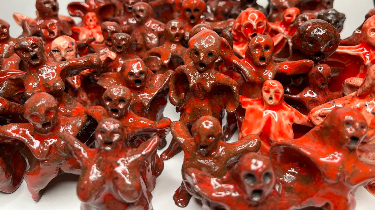 Маяна Насыбуллова. Серия «Разгневанные женщины», 2022. Шамот, глазурь