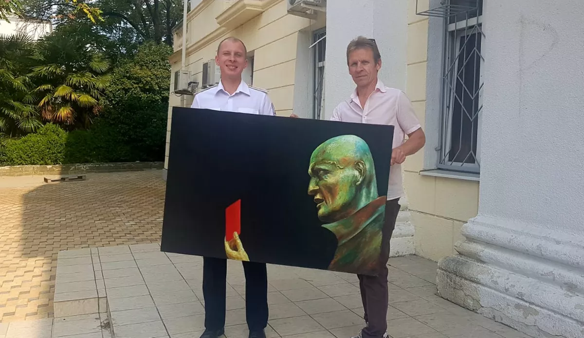 На фото передача картины "Калина Красная" В.Кириленко