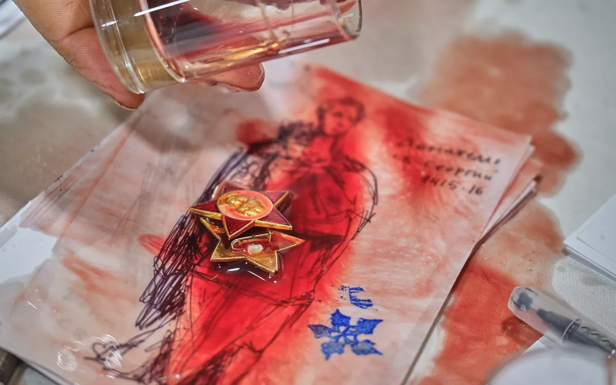 «24 часа рисования и звезда на погоны, обмытая в коктейле «кровавая вова» (водка/кровь 5÷1) за каждые 20 политзеков». / Фотографии: Денис Галицын