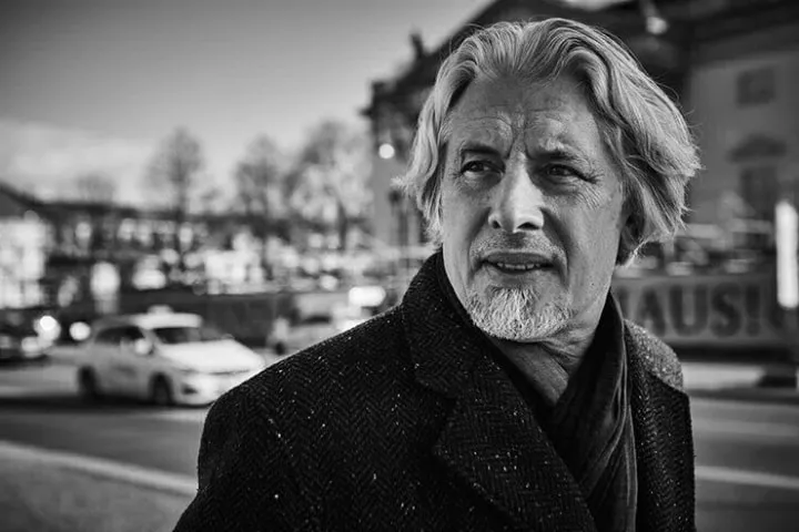 Сорокин — едва ли не единственный пишущий современник, которого можно с некоторыми оговорками назвать живым классиком, и чьи тексты однозначно войдут в историю русской литературы как важная веха развития литературного процесса. / Фото: bazaar.ru