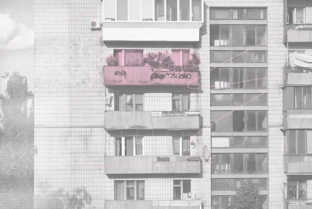 «Квирное чтение — это в первую очередь выход из зоны комфорта и преодоление господствующих порядков восприятия. Оно предполагает внимание к самым затененным и неуловимым деталям, косой и пристальный взгляд на периферийные и лиминальные проблемы. Эти проблемы принципиальны, и пока нас перманентно загоняют в шкаф, мы должны перманентно решать их, чтобы окончательно и навсегда вырваться за пределы тесных стенок». / Иллюстрации: <a href="https://genqpride.org/zine/">GenQ Zine</a>