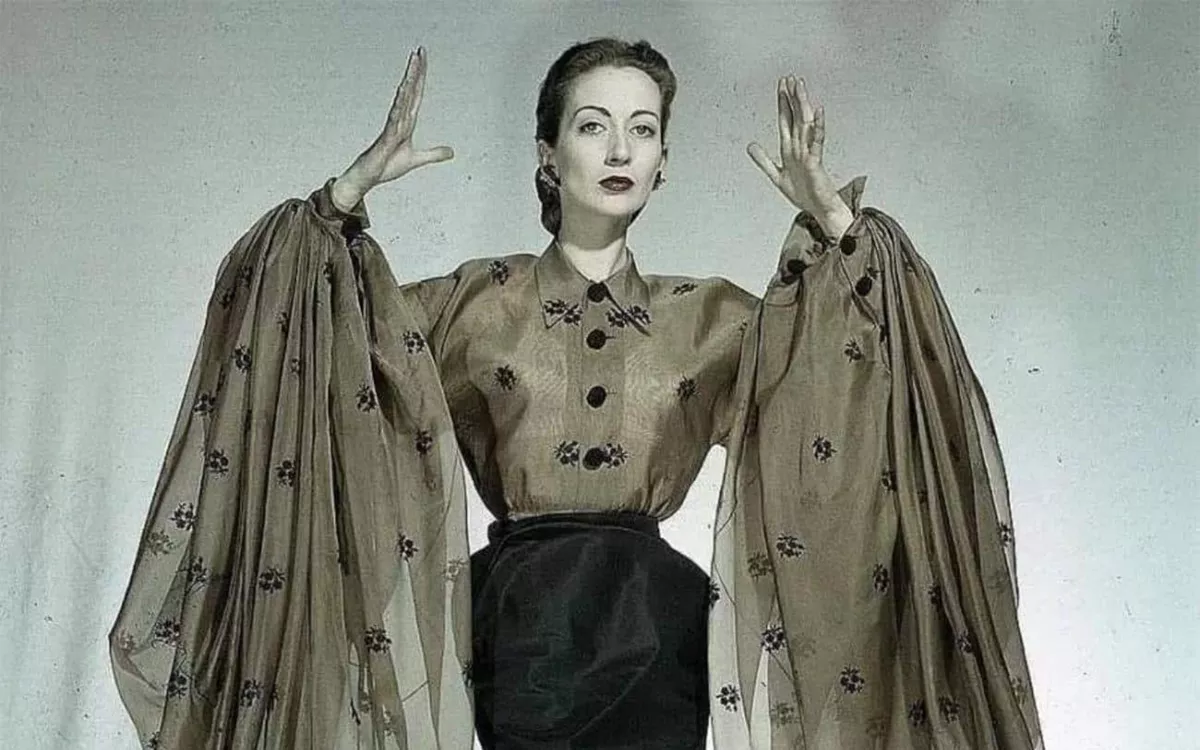 «У каждой женщины есть особенности фигуры и движений, и одежда должна скрыть, а иногда затмить одно и подчеркнуть другое. Например, спрятать внутренние комплексы или неуверенность, которых в европейском обществе было предостаточно»/ Фото: Эльза Скиапарелли в своём платье, uncommonandcurated.com