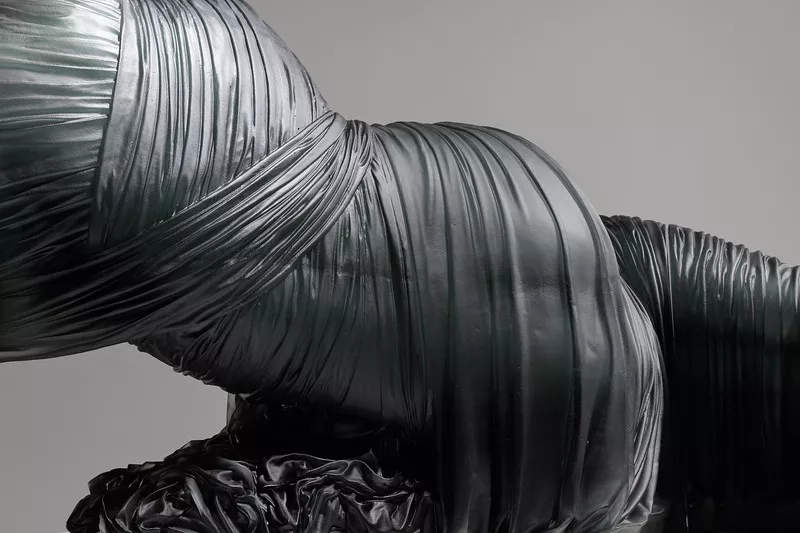 Фрагмент скульптуры Карен Ламонт «Ноктюрн», 2018