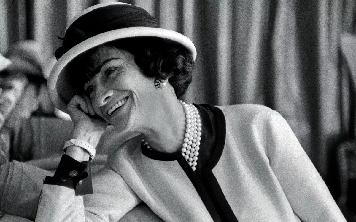 «Ее повседневная жизнь в Швейцарии проходила в соответствии с ритмом роскошных отелей. Среди их утонченных постояльцев Коко никогда не оставалась незамеченной. Ее белый твидовый костюм с шелковой блузкой и неизменные нити жемчуга привлекали к ней внимание великосветских дам, многие из которых в прошлом были ее клиентками». / Фото: Getty Images