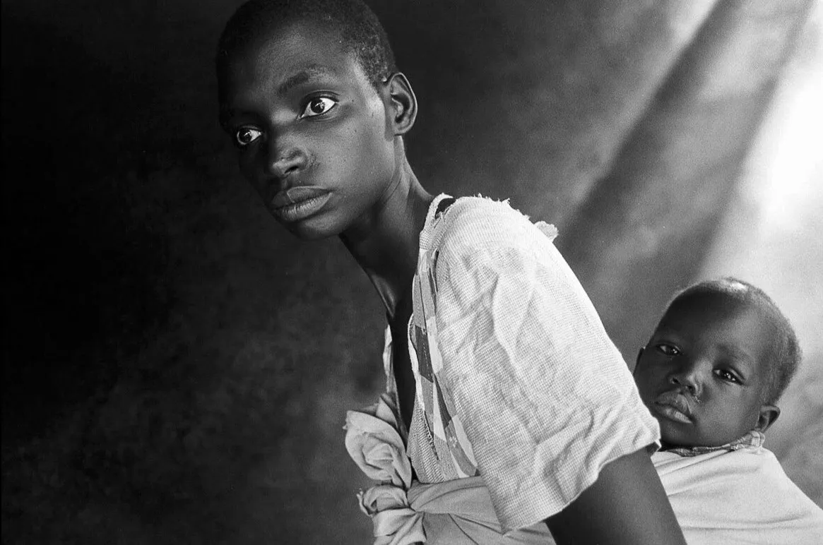 Уганда — самая молодая страна. Средний возраст здесь около 15 лет, при этом средняя продолжительность жизни — около 53 лет. Фото 2003 года