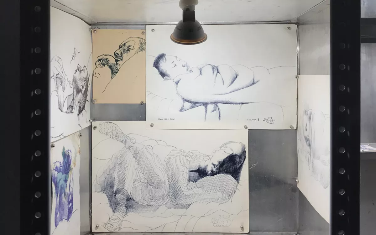 Все «спящие» и «неспящие» были помещены в металлические ящики. Дополнительный эффект достигался за счет галогеновых ламп, беспощадно освещавших внутренность каждого ящика. Спать внутри такой «комнаты» можно было бы действительно лишь с помощью транквилизаторов, зато наблюдающим детали нехитрого быта видны были во всех подробностях. / Фото куратора выставки Галины Поликарповой