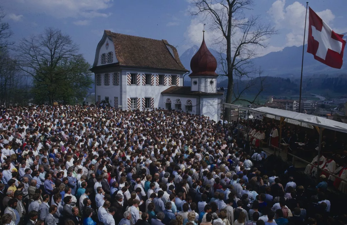 «Конфедеративный либертарный муниципализм — это именно та коммуна коммун, за которую боролись анархисты на протяжении последних двух столетий. Сегодня это «красная кнопка», которую необходимо нажать, если радикальное движение хочет войти в публичную сферу». / Сход граждан швейцарской коммуны Зарнен. Фото: Wikimedia Commons