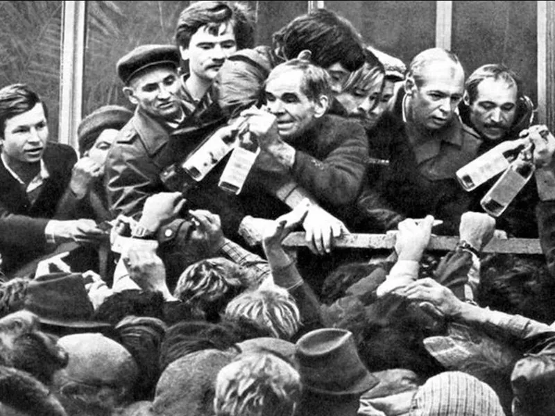 Очередь за алкоголем вскоре после начала антиалкогольной кампании, стартовавшей 16 мая 1985 года / Автор фото неизвестен