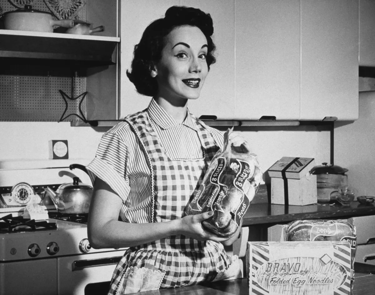 «В целом после постепенного изгнания женщин и детей с фабрик, внедрения семейной заработной платы, обучения женщин добродетелям домоводства новый репродуктивный режим и новый «социальный договор» стал к началу Первой мировой войны нормой для всех промышленных государств» / Фото: Getty Images