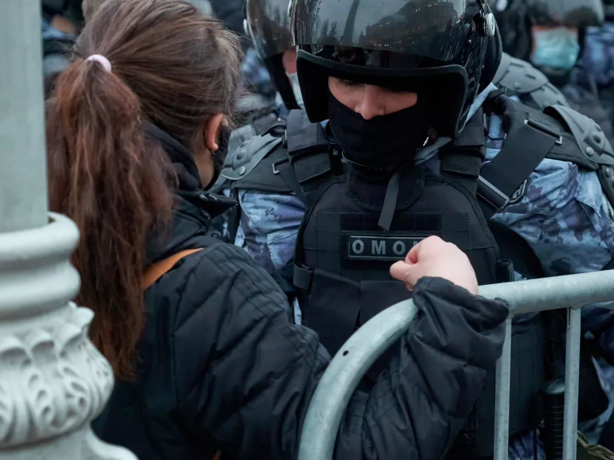 Женщины в окружении мужского внимания. Фоторепортаж к годовщине январских протестов против коррупции и ареста Навального