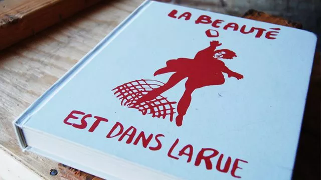 Репринт плаката времен студенческих волнений в Париже 1968 года: «Красота - на улице». Источник: battleofthetees.com