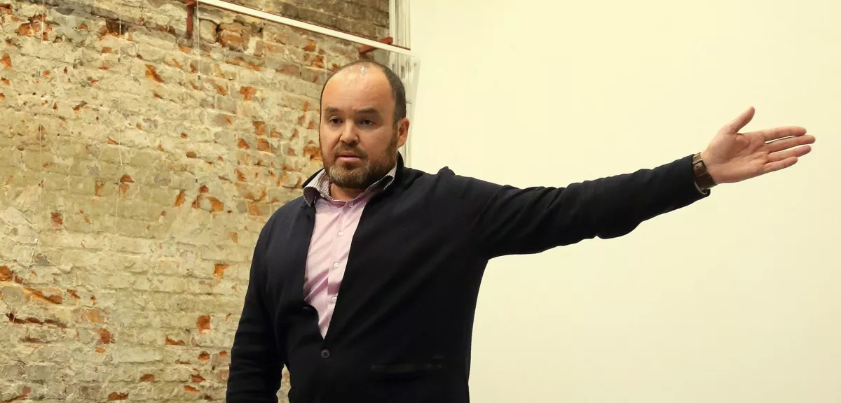 Ольга Романова, основатель движения «Русь Сидящая», называет Алексея Федярова «прокурором, перешедшим на сторону света». 10 лет Алексей проработал в прокуратуре, а сегодня он руководитель правового департамента «Руси сидящей», писатель и лауреат литературной премии журнала «Знамя», автор книги «Невиновные под следствием», в которой рассказывает, как отстаивать свои права, если на них посягают представители власти