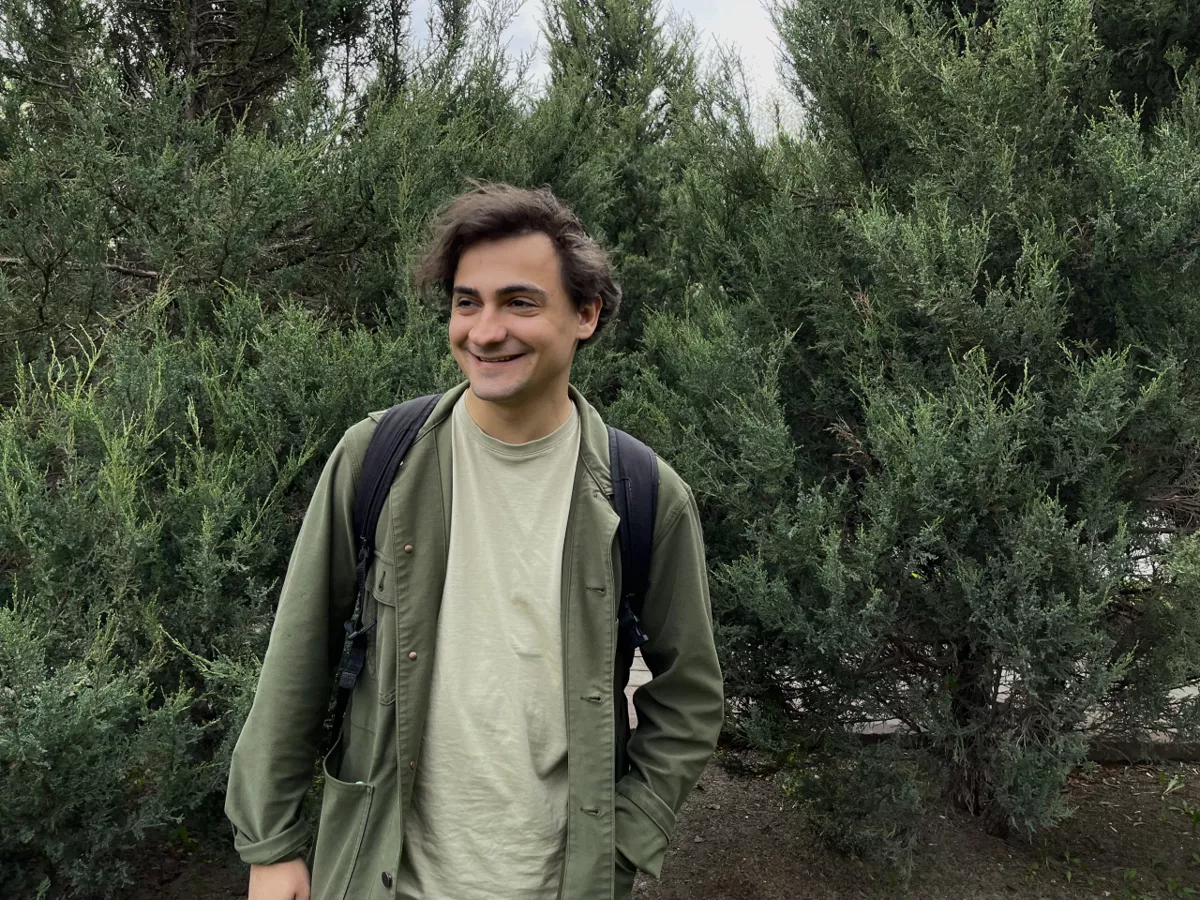 Вся государственная машина работает на то, чтобы людей разочаровывать в политике, чтобы раз за разом им доказывать, что попытки бороться, объединяться ничего не дадут. Наша цель — показать, что изменения возможны, и вытаскивать людей из ямы деполитизации. / Независимый кандидат на выборах в Мосгордуму Глеб Бабич