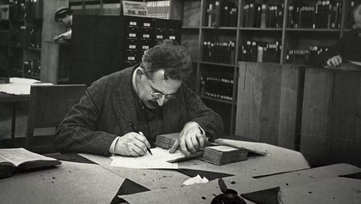 Вальтер Беньямин за работой в библиотеке в 1930-е