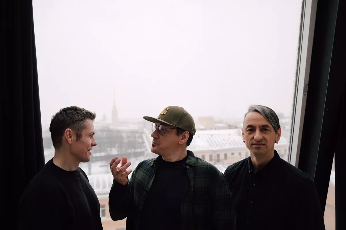 Поэт, гитарист и фронтмен «Кирпичей» Вася Васин (в центре) — единственный участник группы, играющей уже более четверти века, неизменно входивший в её сменявшиеся составы