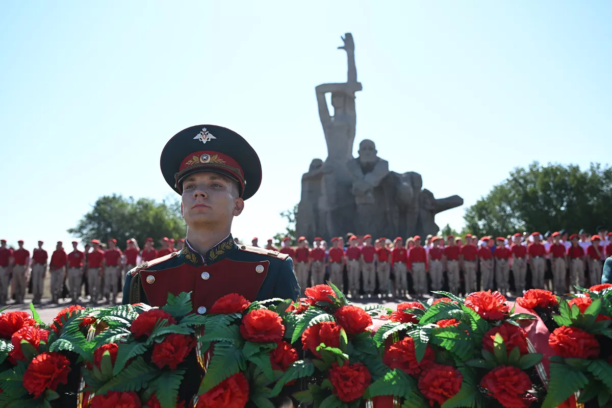 Солдат и юнармейцы на мероприятии, посвященном памяти жертв фашизма, на фоне мемориала «Змиёвская балка» в Ростове-на-Дону — места самого большого массового уничтожения евреев на территории России в период Холокоста / Источник: zsro.ru