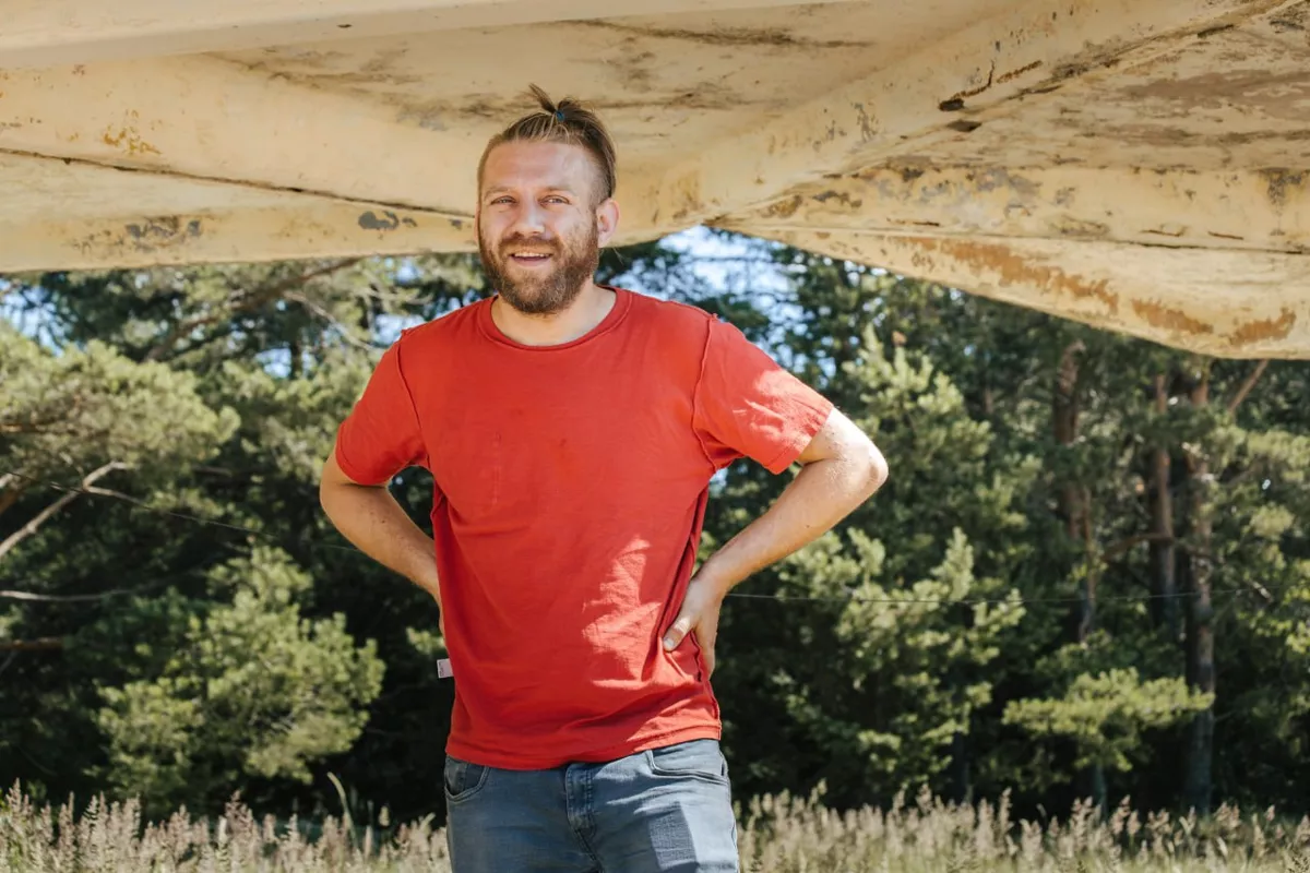 На мой взгляд, правда скорее уж заключается в том, чтобы попытаться научиться жить, уважая собственные законы, а не писать каждый день новые, чтобы отходить старые. Обратить внимание на то, как живем мы сами, вместо того чтобы раздавать указания другим и терроризировать соседей и собственных граждан, несогласных участвовать в этом празднике.