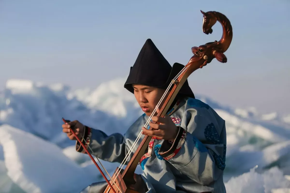 Лудуб Очиров играет на моринхуре / Фото из личного архива музыканта